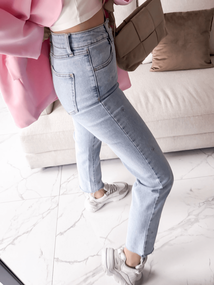 LILI - SPODNIE JEANSOWE TYPU MOM FIT Z KOKARDKAMI JASNY JEANS