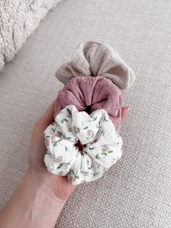 RUBY - MUŚLINOWA GUMKA TYPU SCRUNCHIE ECRU W KWIATUSZKI