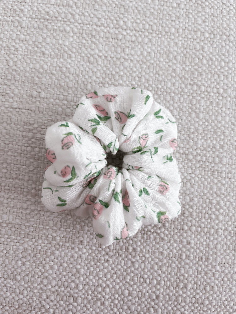 RUBY - MUŚLINOWA GUMKA TYPU SCRUNCHIE ECRU W KWIATUSZKI