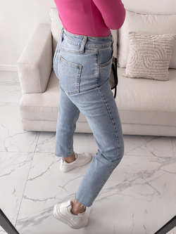 JESSI - SPODNIE JEANSOWE TYPU MOM FIT JASNY JEANS